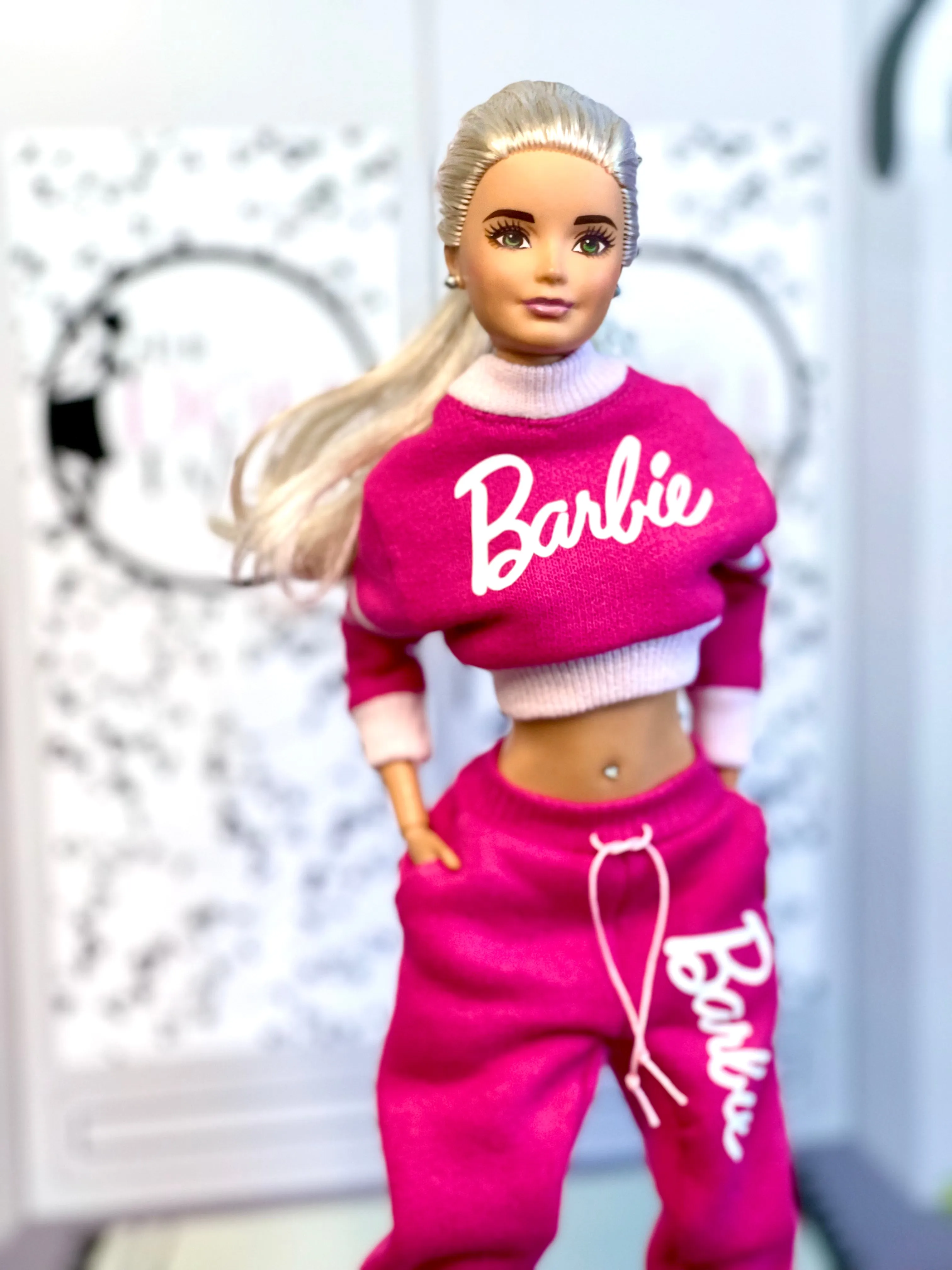 Pink sweatpants and sweatshirt for Barbie doll with logo